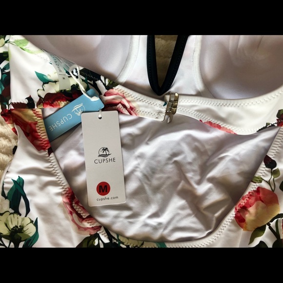 Romantic Floral Print Halter Swimsuit - Picture 3 of 4